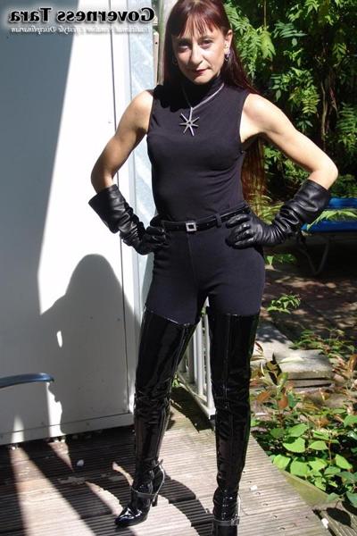 20P Beautfiul but strict mistress is posing in tigh high boots
