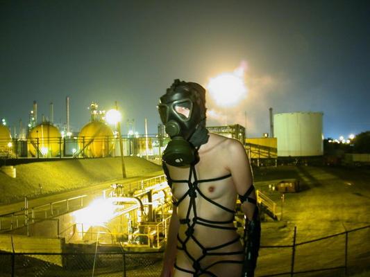 15P Städtische Giftzone, Gasmaske und mit Seil gefesselt.