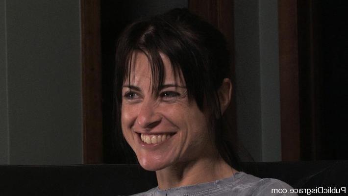 15P Nena cachonda siendo abusada en público