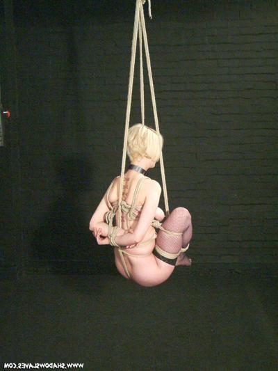 15P Esclave blonde attachée en boule et suspendue
