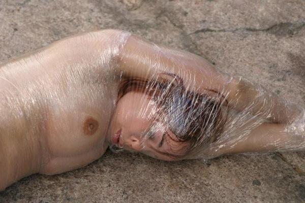 20P Fille ligotée à l'extérieur avec une pellicule plastique