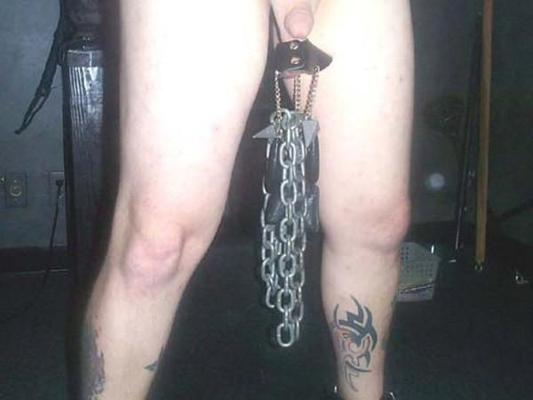 15P Une femdom sadique adore torturer un sous-homme
