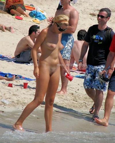 15P Filles nues sur la plage