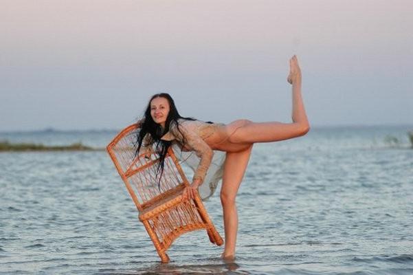 15P dark haired coed plays at the beach with her ass hanging out