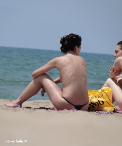 15P Sexy topless brunette gets filmed by beach voyeur