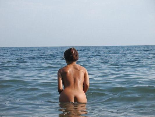 15P Sexy teen shocks the beach when she strips nude
