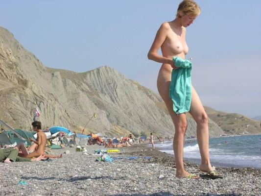 15P When this nudist babe is bare, all eyes are on her