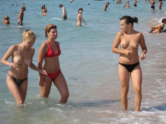 15P Nudist chick strips down naked at a public beach