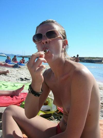 15P Nudist girls lay out in the sun totally exposed