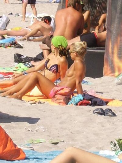15P Gata magrinha impressiona a praia de nudismo com seu corpo