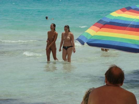 15P Déesse nue aux seins perky pose sur une plage nudiste