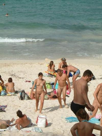 15P Divertir-se é fácil na praia para duas garotas nuas