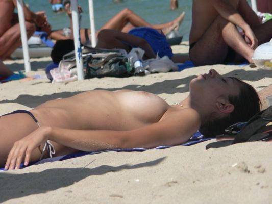 15P Nudist girl not shy about posing nude at the beach