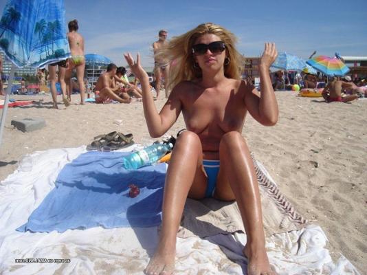 15P Amateur teenie girlfriend posing on topless beach