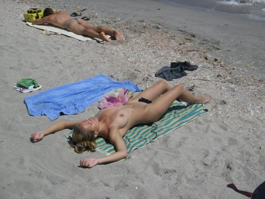 15P The temperature is rising thanks to these nudists