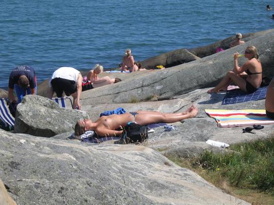 15P Nudist friends find a nice space to lay out naked