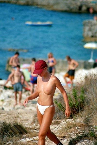 15P The heat doesn't affect this nude sunbathing chick