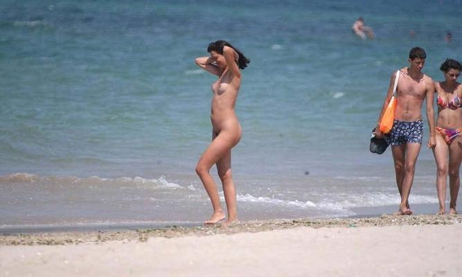 15P She wants to feel the hot sand on her naked body