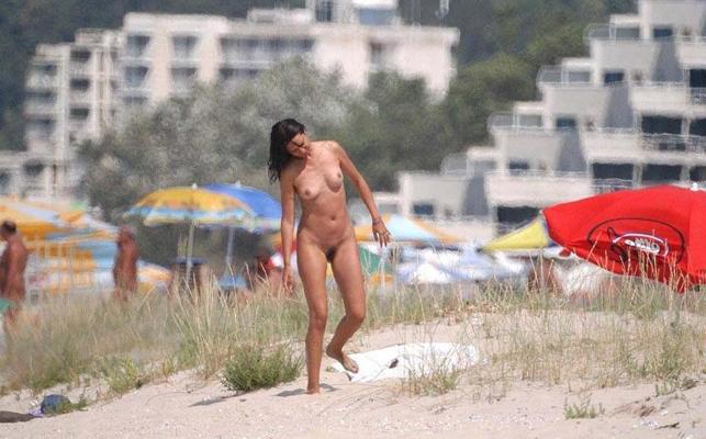 15P Découvrez cette nudiste exhibant sa chatte rasée