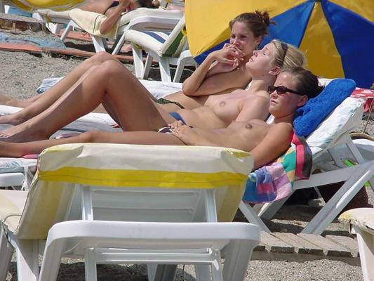 15P FKK-Teenager scheut sich nicht, nackt am Strand zu posieren