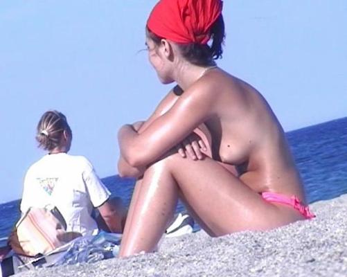 15P Busty chick shows her naked body at the nude beach