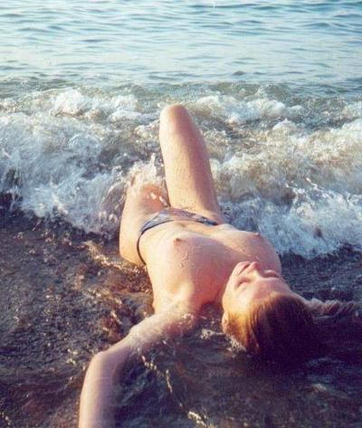 15P Une nudiste russe blonde aux gros seins prend un bain de soleil nue