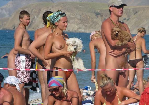 15P Hot teen blonde joue nue dans le sable mouillé