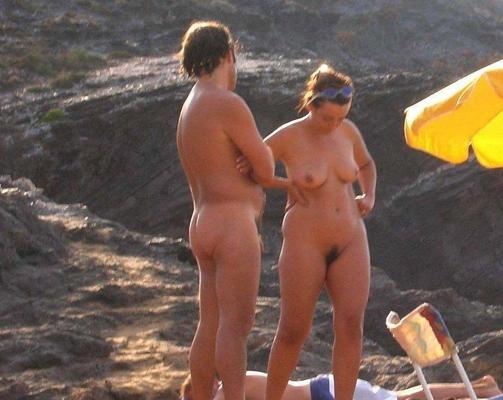 15P Blonde s'amuse à être nue sur une plage publique