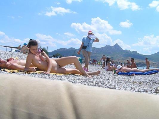 15P Teen nudists expose themselves at a public beach