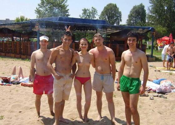 15P Hottie liebt es, ihren Körper am FKK-Strand zu entblößen
