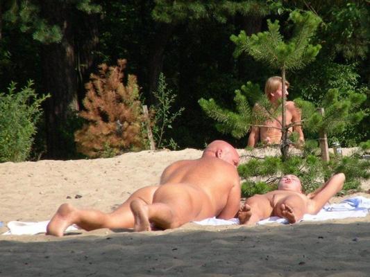 15P Big breasted nude goddess poses on a nude beach