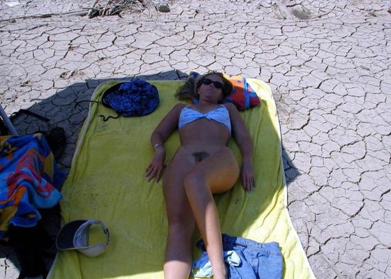 15P Filles nues blondes et brunes bronzant en plein air