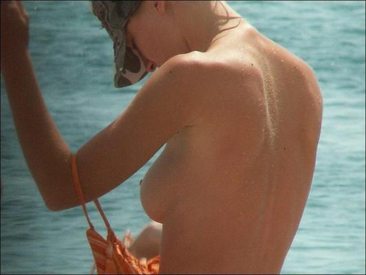 15P Several sunbathing nude girls get furtively filmed