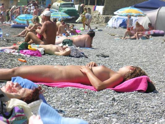 15P Achtung – wirklich unglaubliche FKK-Fotos und -Videos