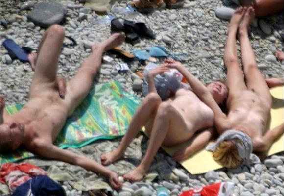 15P Achtung – wirklich unglaubliche FKK-Fotos und -Videos