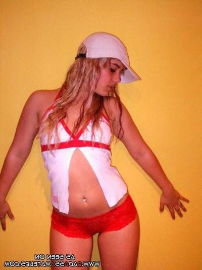 15P Sexy girlfriend on a nude beach