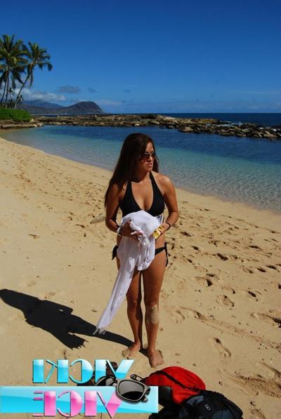 16P Candid vacation pics of bikini girl in the water at beach