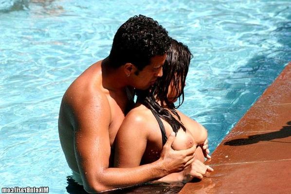 16P A Mike le encantaba divertirse con estas dos chicas brasileñas calientes en la playa.