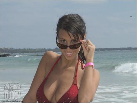 14P Une fille de plage aux gros seins montre ses énormes seins