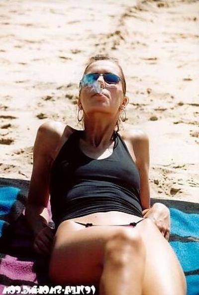 16P Teenager raucht am Strand
