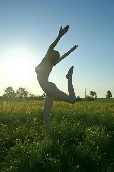 15P perky tit nature lover shows her beautiful assetts outdoors
