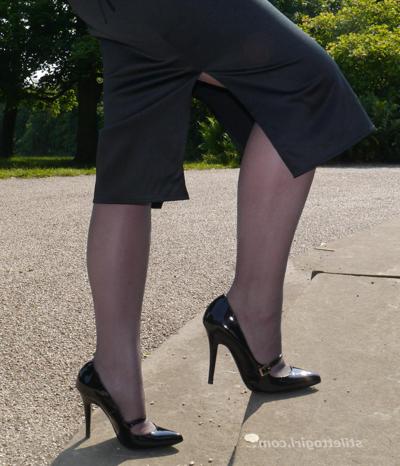 16P Une fille sexy au bureau pose en plein air dans une paire de bas en nylon soyeux et un superbe