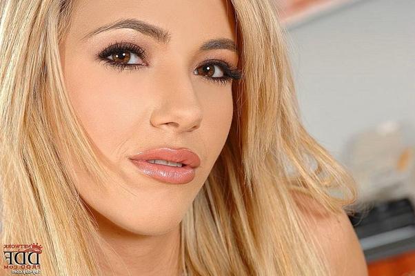 16P Sophia Knight blonde office babe in net stockings is masturbating with glass dil