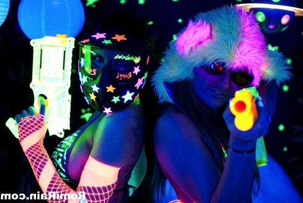 15P Romi Rain and Dani Daniels Black Light Lesbians 