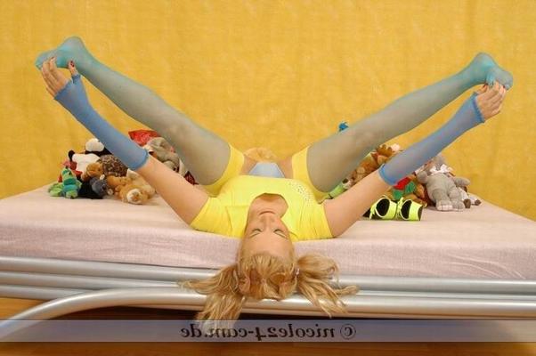 16P Fußfetischkönigin Nicole leckt sich in blauen Strümpfen die Zehen