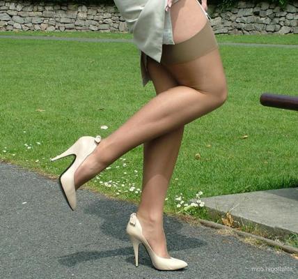 15P Amateur babe posing in stockings outdoors