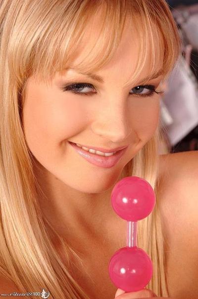 16P La superbe blonde Rose se masturbe sauvagement avec son nouveau jouet sexuel.