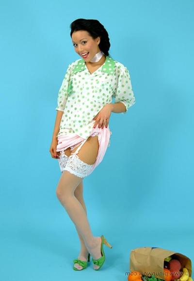 16P Pinup-Schönheit in weißen Dessous