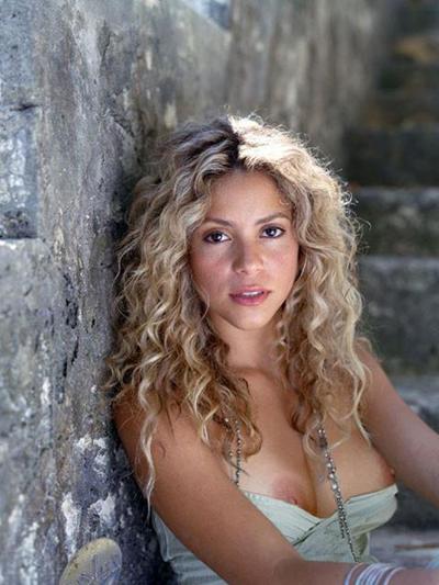 16P Shakira shows her perky titties and gets eaten by a cutie