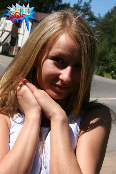 16P Jet set starlet shows boobs and pussy on the street